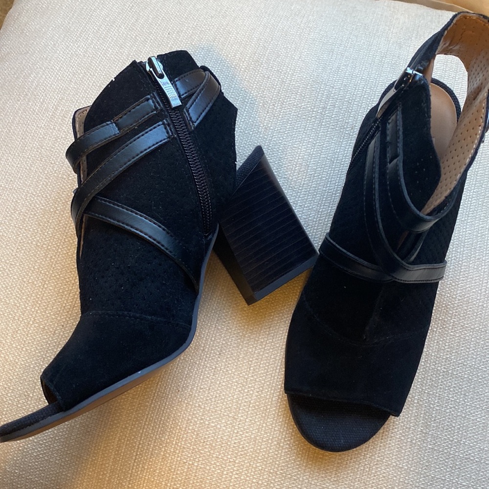 New Franco Sarto leather /suede mix strappy open toe heel bootie .rubber sole